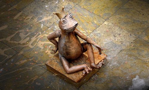 gargoyle frog sculpture