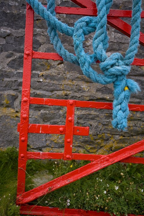 gate  rope  red