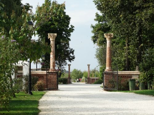 gate columns palace mogosoaia