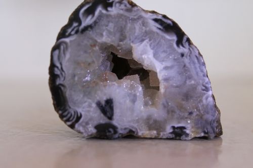 geode precious stone pierre