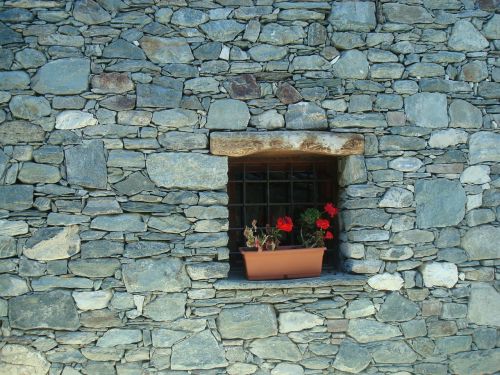 gerani stone wall house