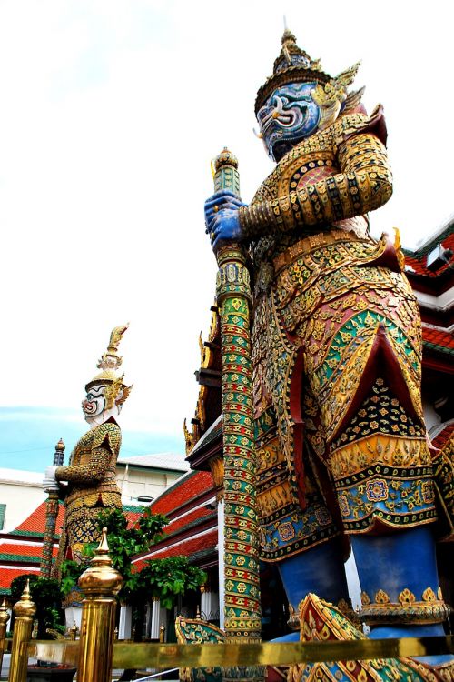 giant temple of the emerald buddha statue