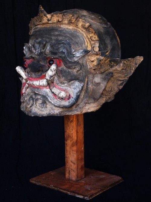 giant  mask  thai