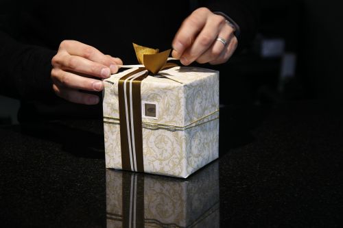 gift packaging loop