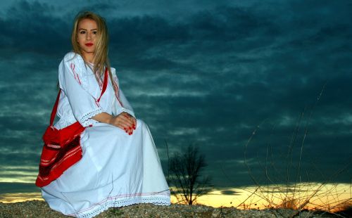 girl traditional costume romania