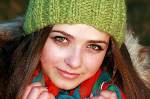 girl green eyes hat