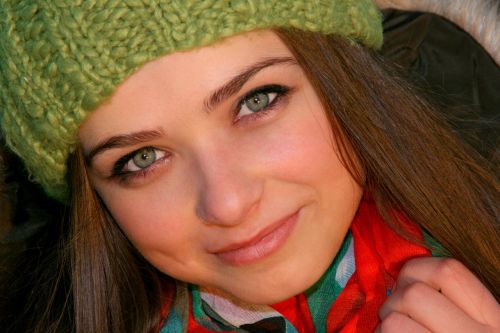 girl green eyes hat