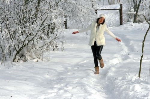 girl snow play