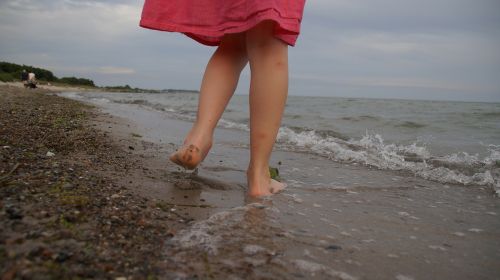 girl beach barefoot