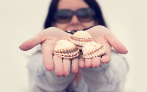 girl hands sea