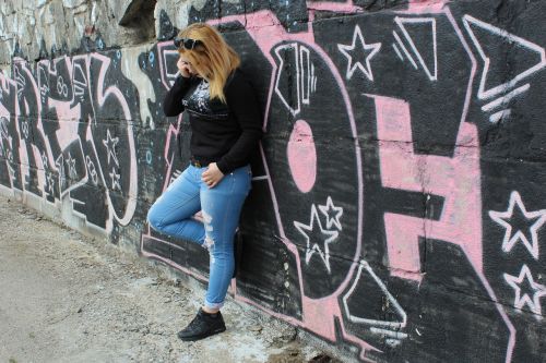 girl graffiti posture