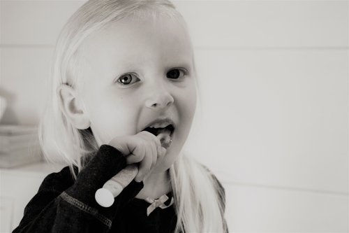 girl  tooth  brushing teeth