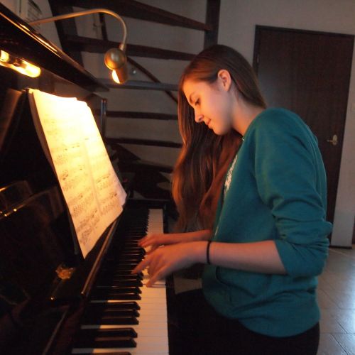 girl happy piano