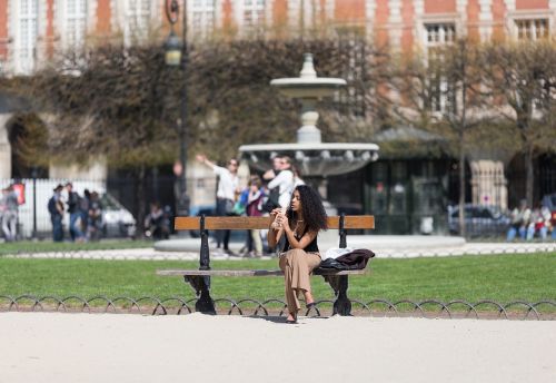 girl bench fountain