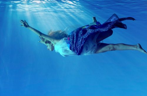 girl swim underwater