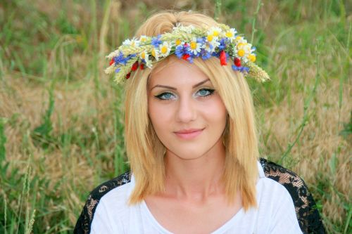girl wreath blonde