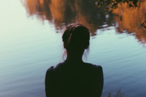 girl silhouette lake