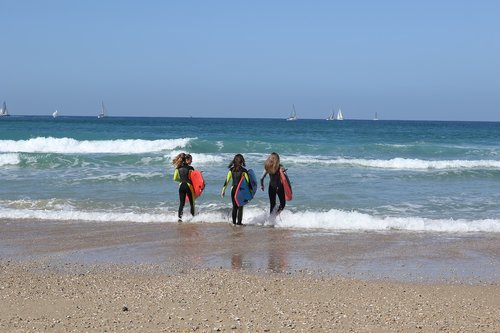 girls  sea  surfing
