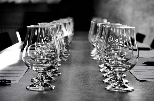 glas black and white reflection