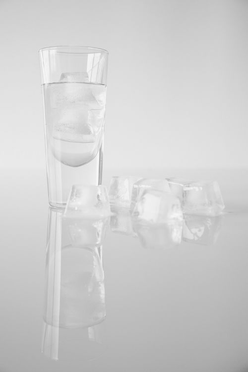 glass eiswürfle drink