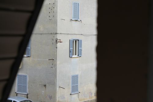 glimpse palazzo window