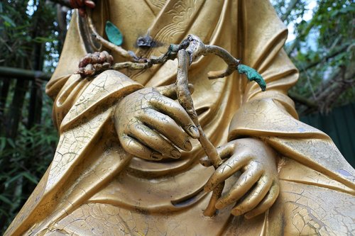 gold  buddha  statue