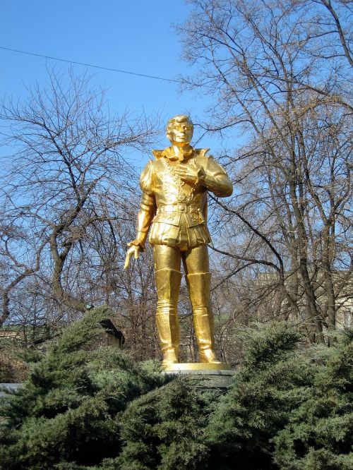 golden man human sculpture gold