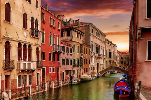 gondola channel navigation venetian