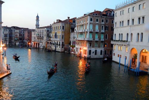 gondolas canale grande rialto bridge