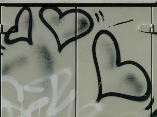 graffiti heart spray