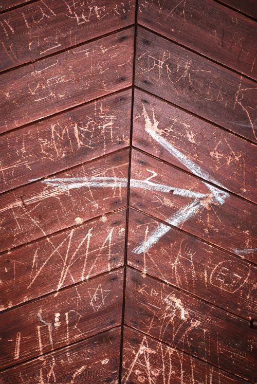 graffiti wooden door arrow