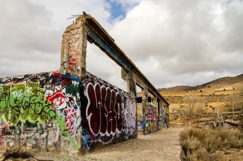 graffiti ruin old