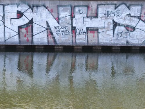 graffiti water mirroring