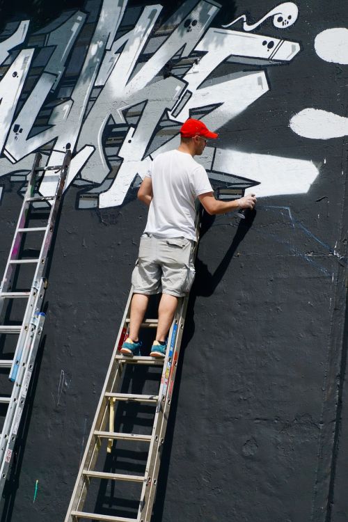 graffiti sprayer wall