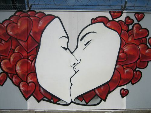 graffitti kiss street art