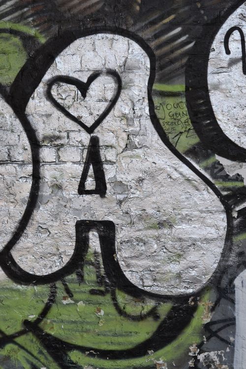 grafitti heart street art