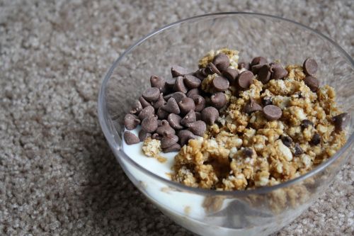 granola chocolate yogurt