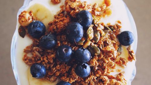 granola breakfast blueberries