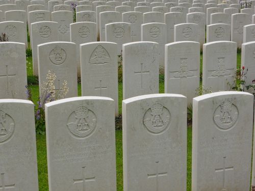 gravestones soldiers memorial