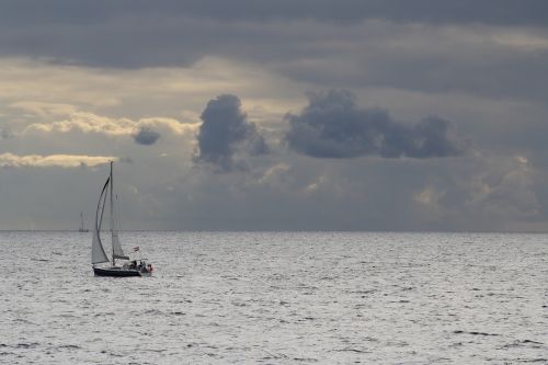 grey sailing boat sea