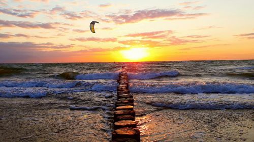 groynes kitesurfer sunset