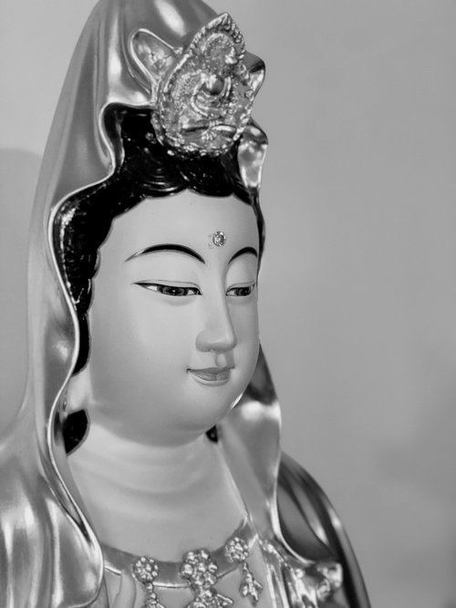 guanyin  a kindly face  serenity