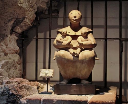 guatemala antigua statue