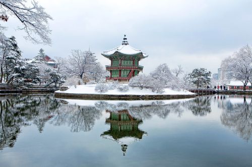gyeongbok palace towards the garden snow