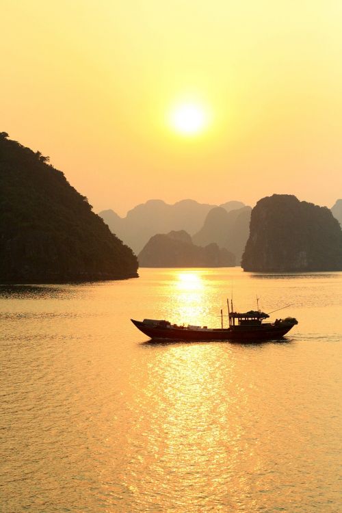 ha long bay boat vietnam