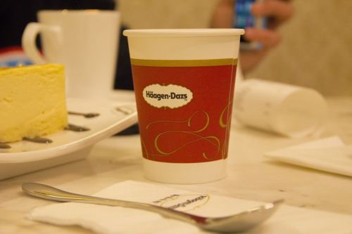häagen-dazs paper cup dining table