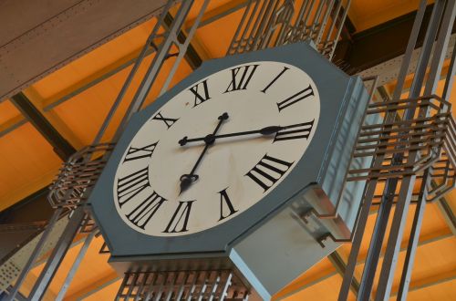 hamburg railway station clock
