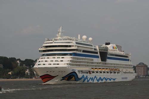 hamburg  port  aida