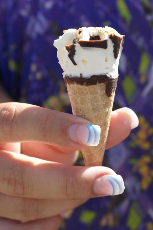 hand ice cream cone