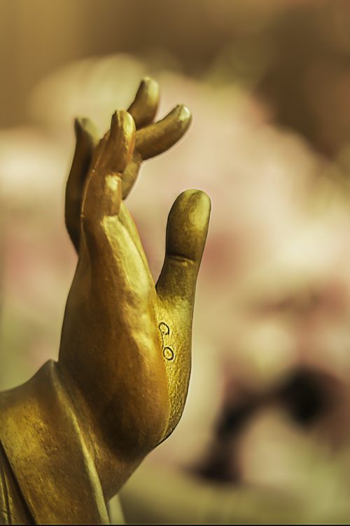 hand statue symbol